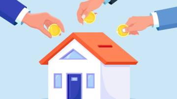 Mãos humanas colocando moedas em um cofre formato casa , em alusão a fundos imobiliários