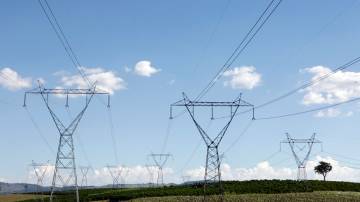 Linhas de transmissão de energia em Santo Antônio do Jardim (REUTERS/Paulo Whitaker)