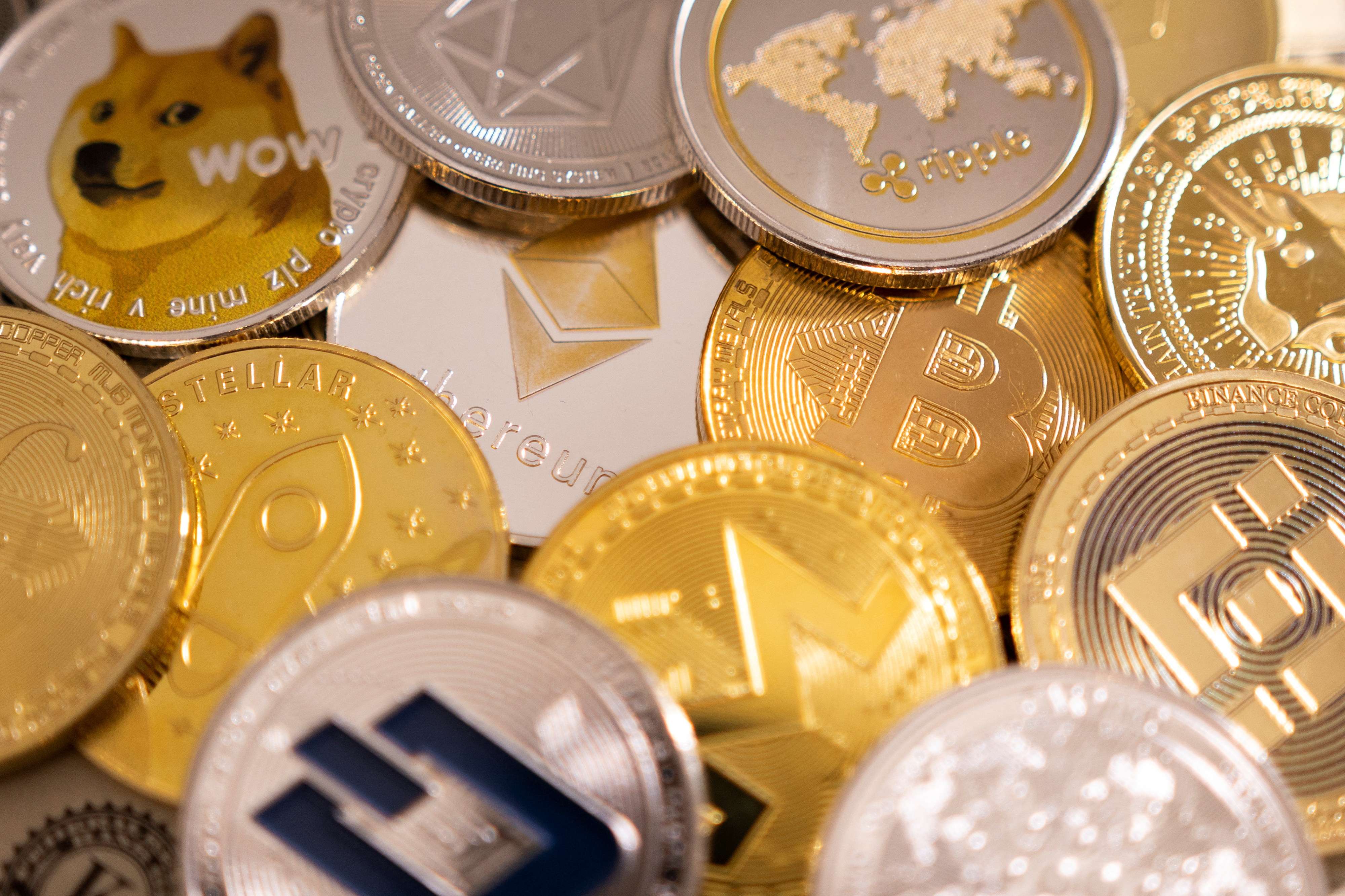 Representações de criptomoedas 24/01/2022 (Foto: Ilustração de Dado Ruvic/Reuters)