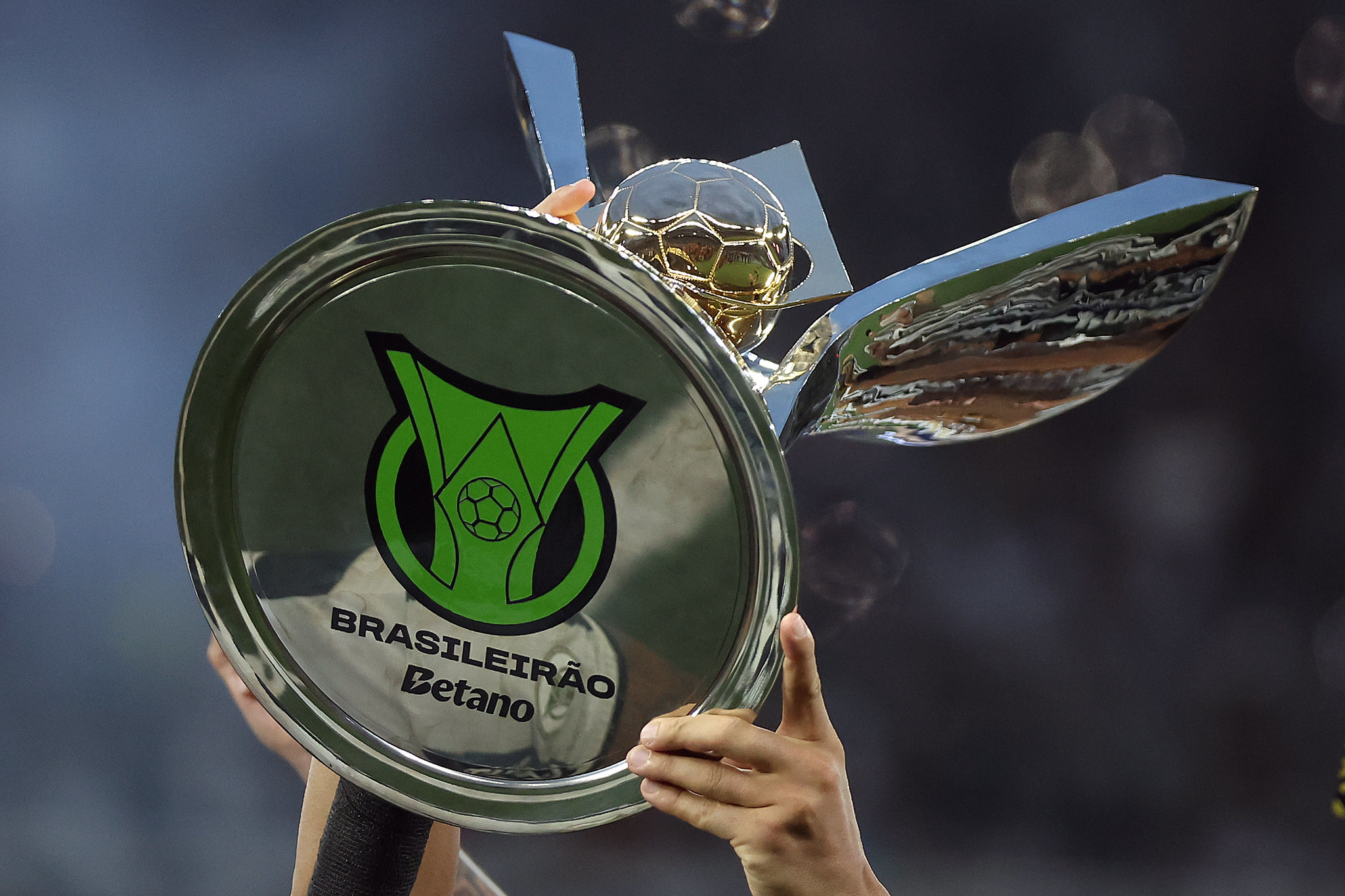 Troféu do Campeonato Brasileiro de 2025 com logo da Betano. (Foto: Vítor Silva/Botafogo)