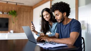 Pessoas planejam as finanças e investimentos. (Foto: Hispanolistic/Getty Images)