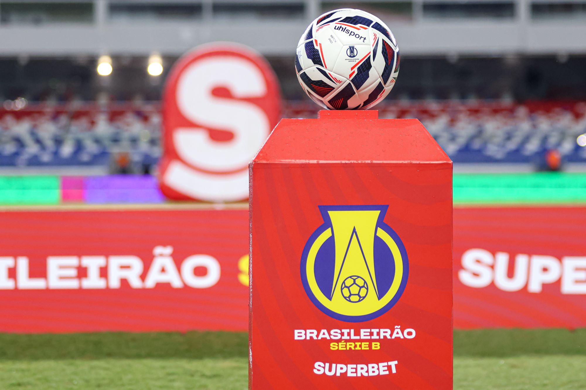 A bola do jogo vista antes da partida entre Paysandu e Athletico-PR no estádio Mangueirão pelo campeonato Brasileiro B 2025, em 4 de abril. (Foto: FERNANDO TORRES/AGIF - AGÊNCIA DE FOTOGRAFIA/ESTADÃO CONTEÚDO)