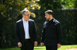 O primeiro-ministro britânico Keir Starmer se reúne com o presidente da Ucrânia, Zelenskiy, em Roma. Crédito: Reuters