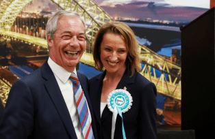 Nigel Farage e a candidata Sarah Pochin celebram em Widnes 2/5/2025 REUTERS/Phil Noble