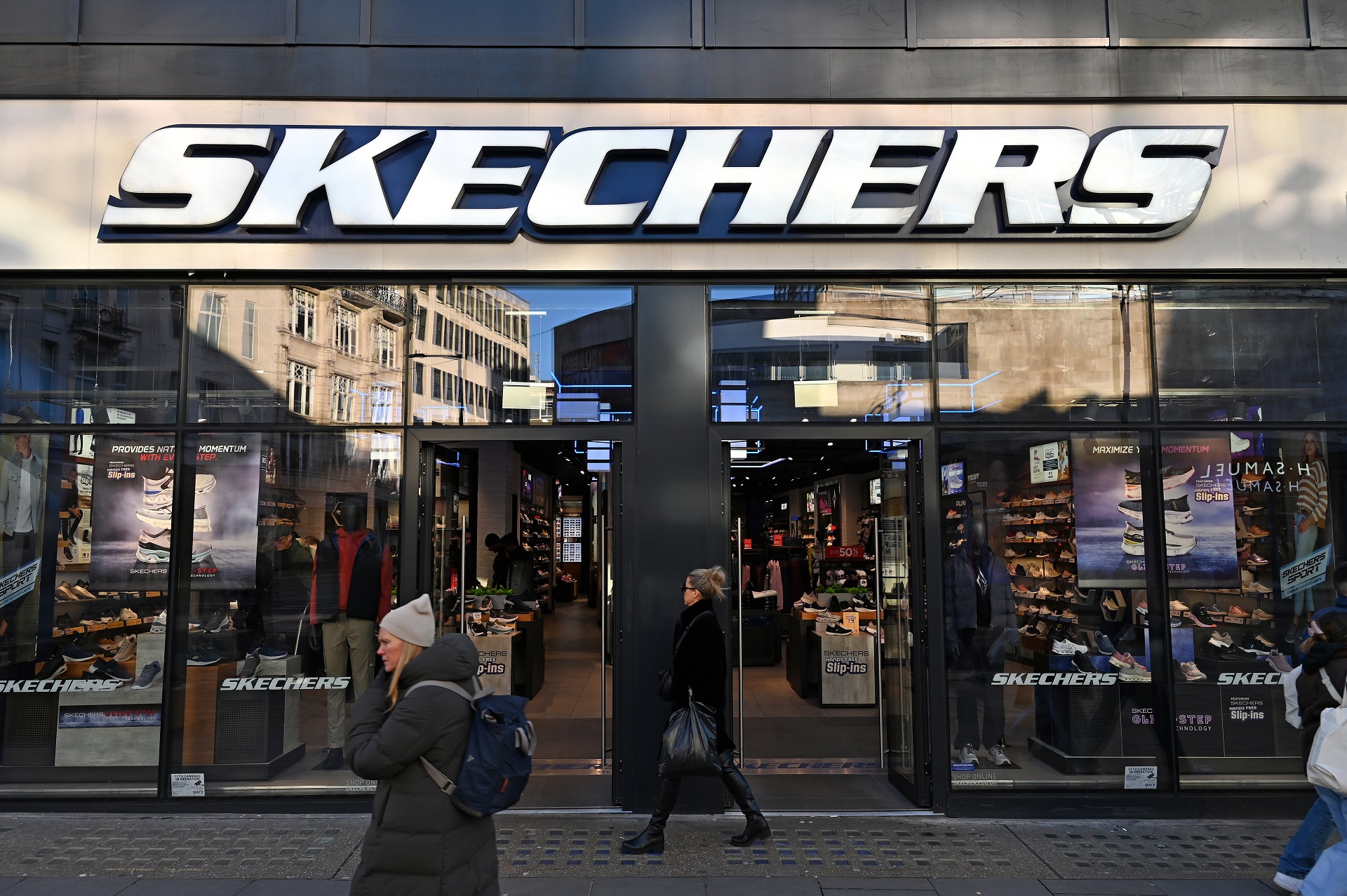 Pessoas passam por uma loja de calçados Skechers na Oxford Street em 9 de janeiro de 2025, em Londres, Inglaterra. (Foto de John Keeble/Getty Images)